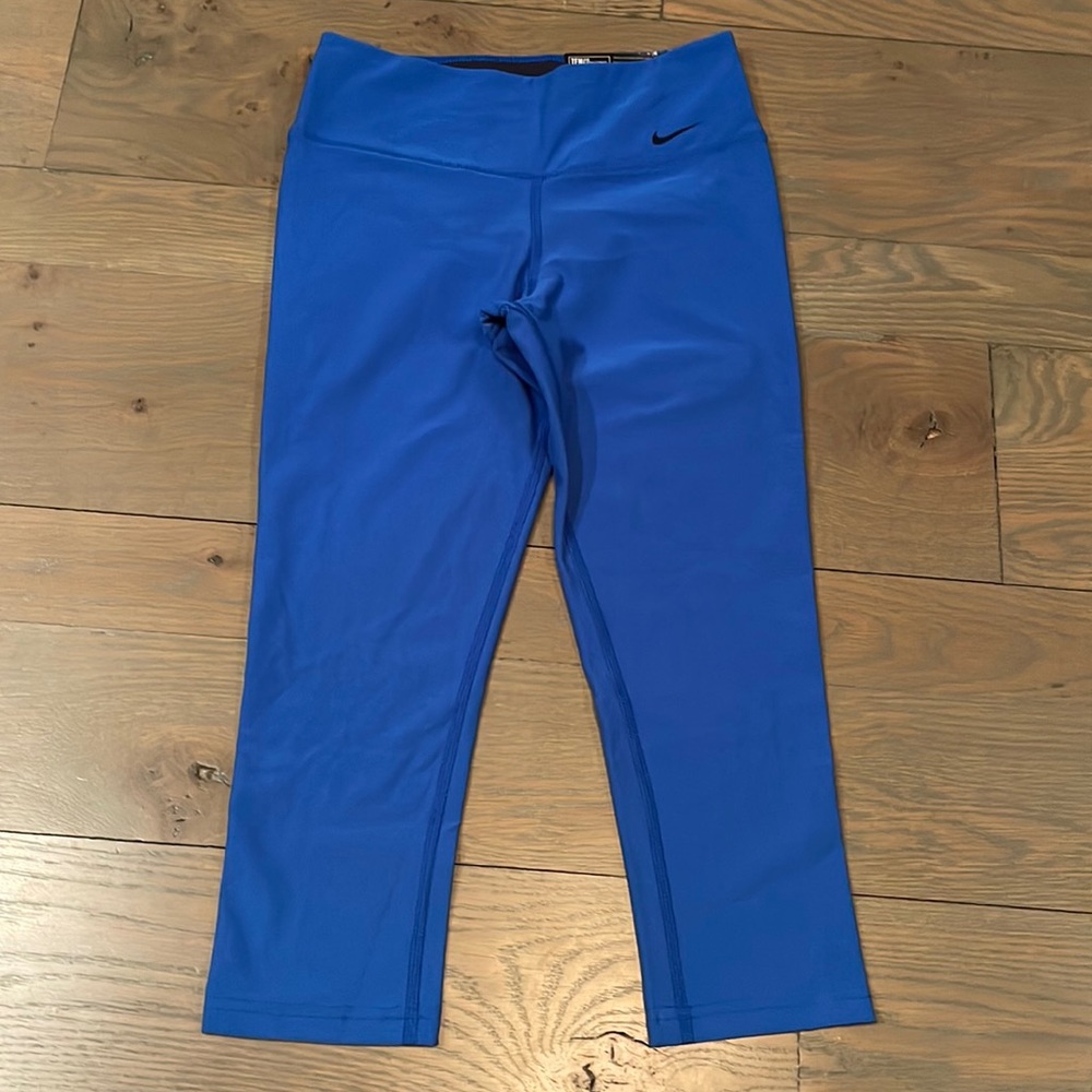 Nike nwt  legend 2.0 tight capri